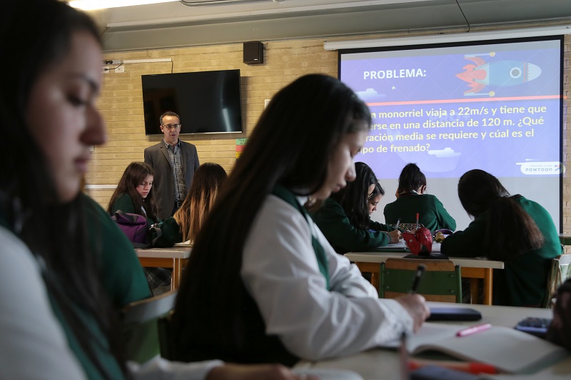 El profe dando clase en un salón