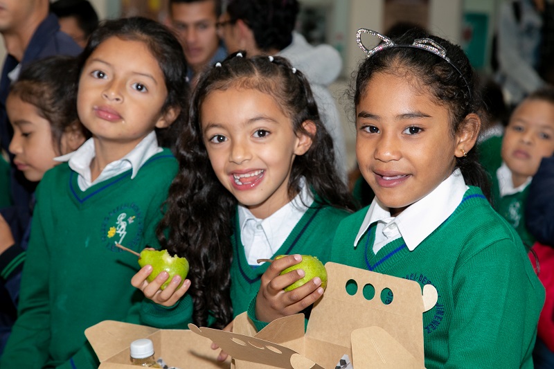 Niñas comiendo manzanas