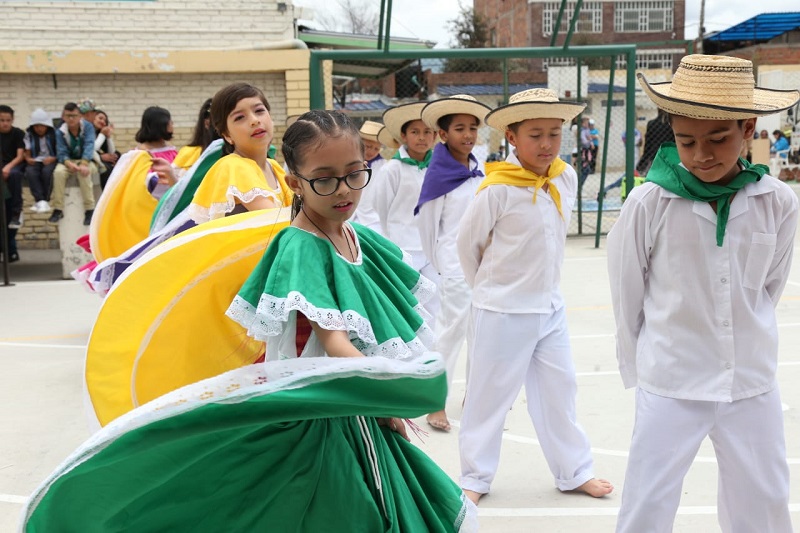 Estudiantes bailando