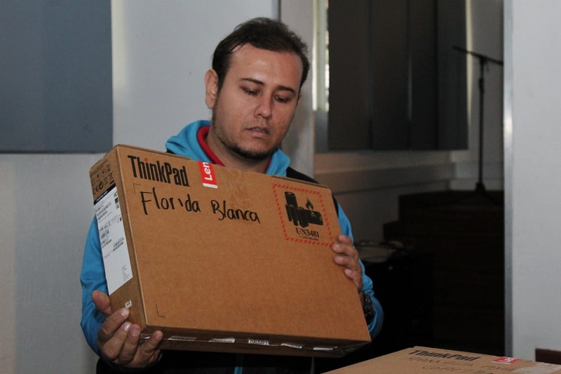 Funcionario entregando equipos