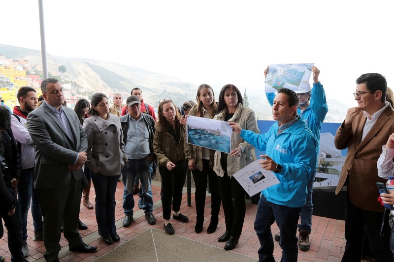 funcionarios hablando