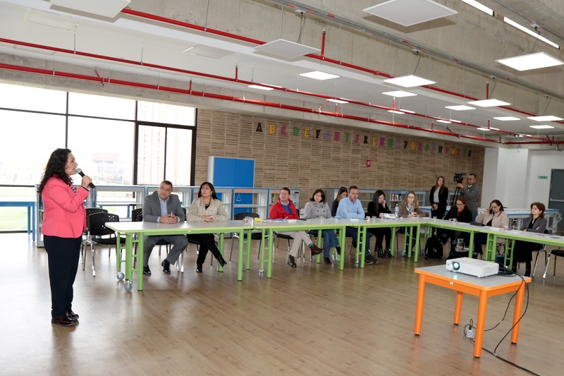 Secretaria de Educación hablando