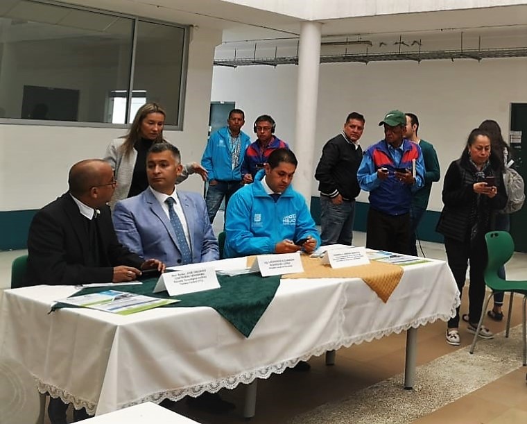 Servidores públicos en una mesa de reunión