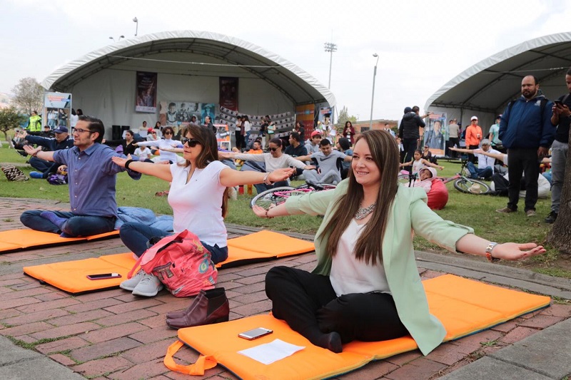 Mujeres haciendo yoga