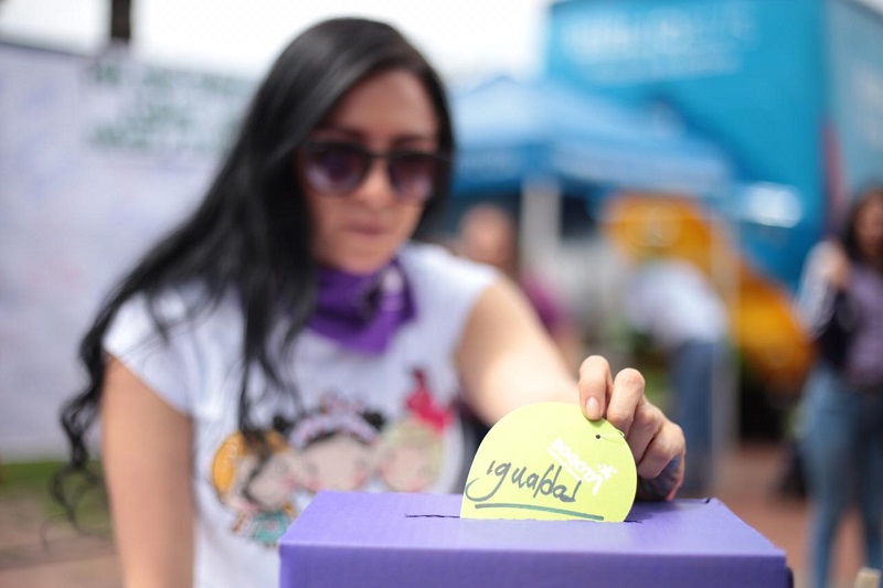 Mujer escribiendo Igualdad