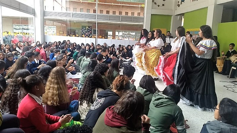 estudiantes danzando