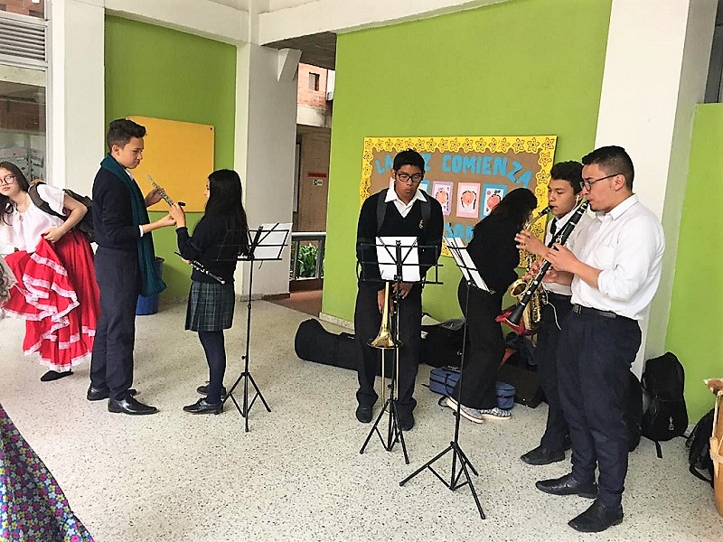 Estudiantes tocando instrumentos musicales