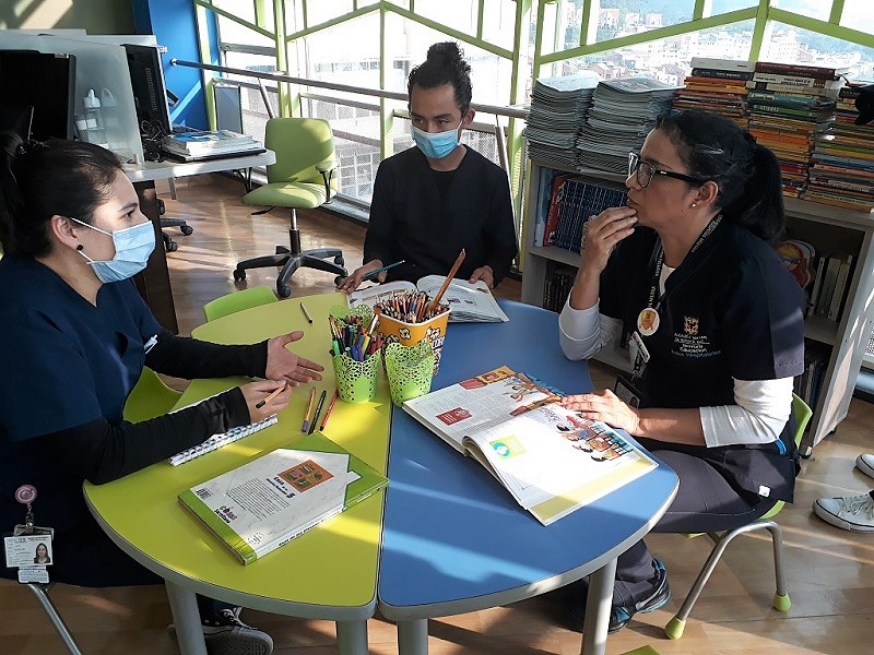 Docente sentados en una mesa
