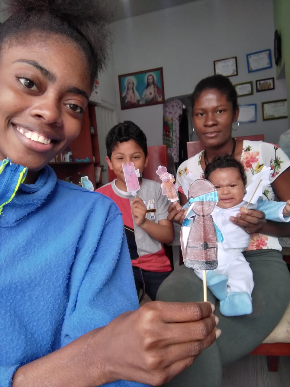 Familia haciendo un ajedrez en papel