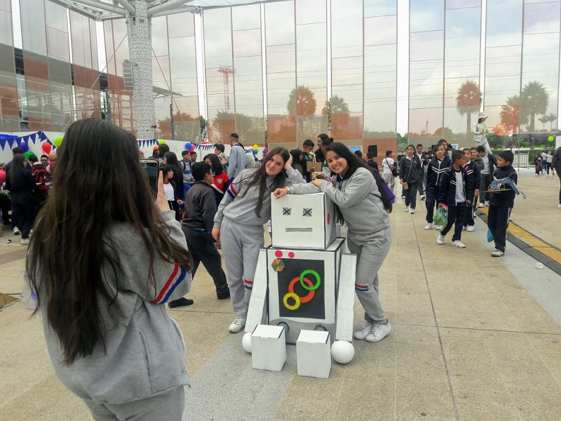 Estudiantes junto con un robot