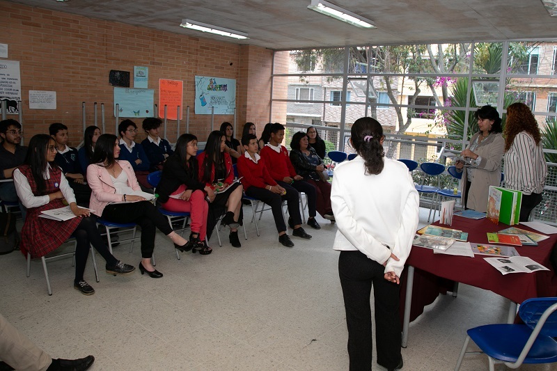 Estudiantes junto a sus padres en un salón