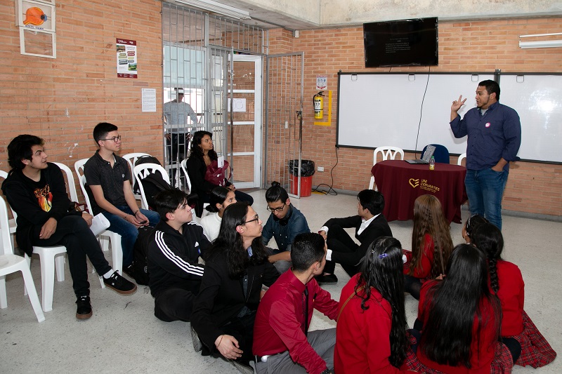 Luis Martelo hablando con los estudiantes
