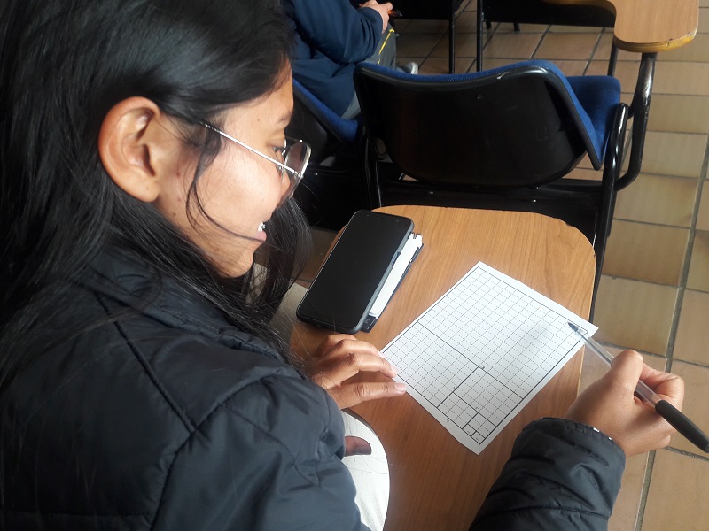 Estudiando respondiendo una prueba en su pupitre