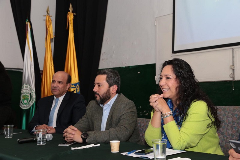 Secretaria junto con otros funcionarios