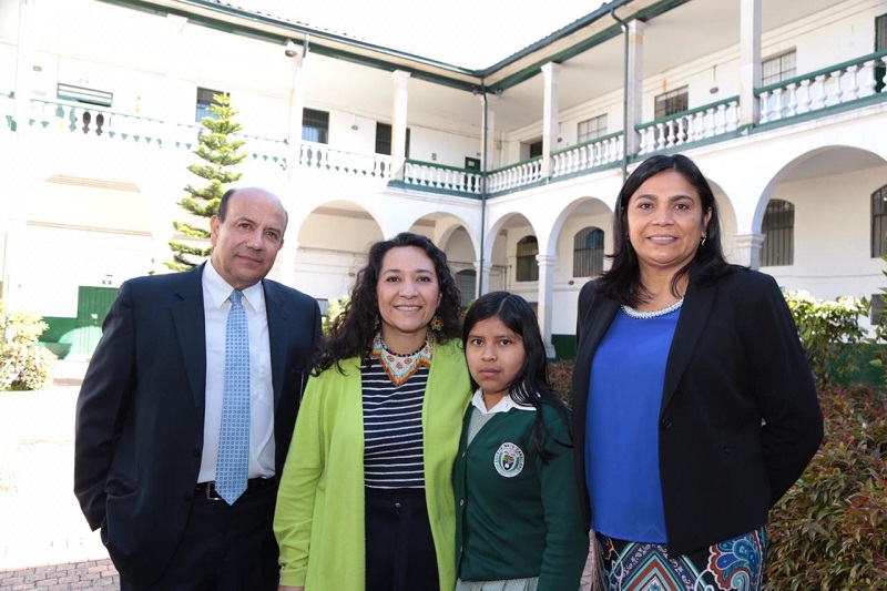 Funcionarios junto a una familia