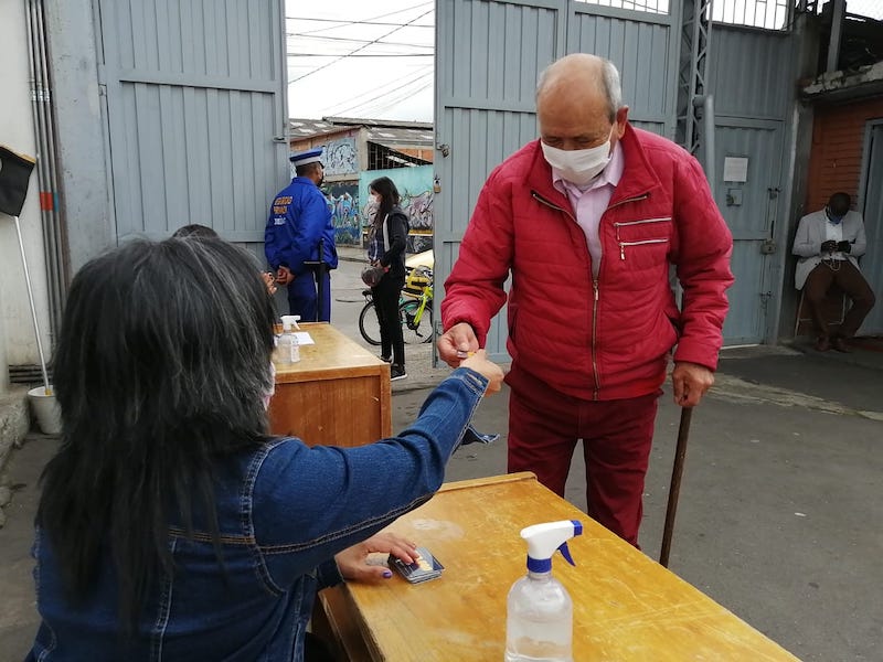 Entrega de bonos un adulto mayor