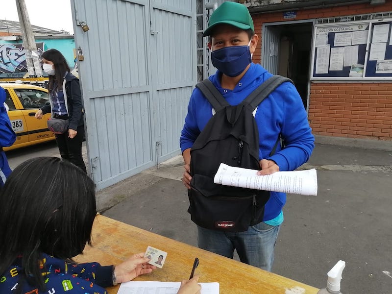 Entrega de bono a un adulto