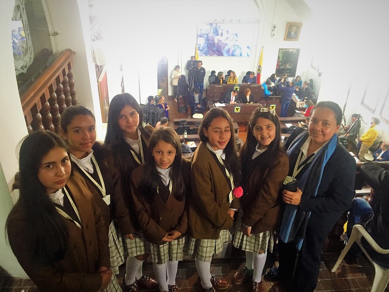 estudiantes con su docente en el Concejo