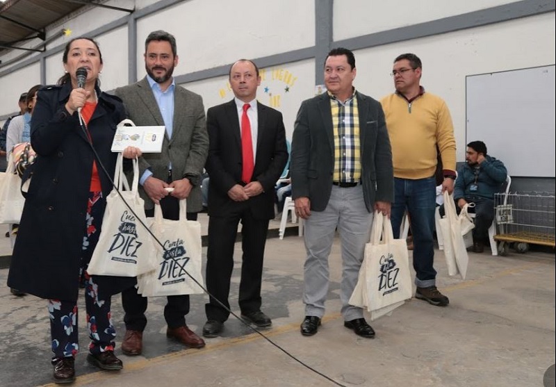 Secretaria de Educación hablando