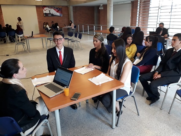 Estudiantes en una simulación de entrevista