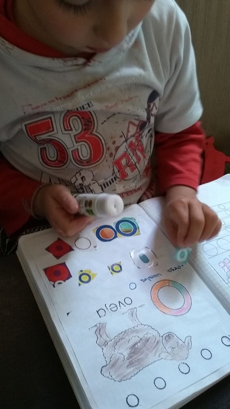 Niño pegando figuras