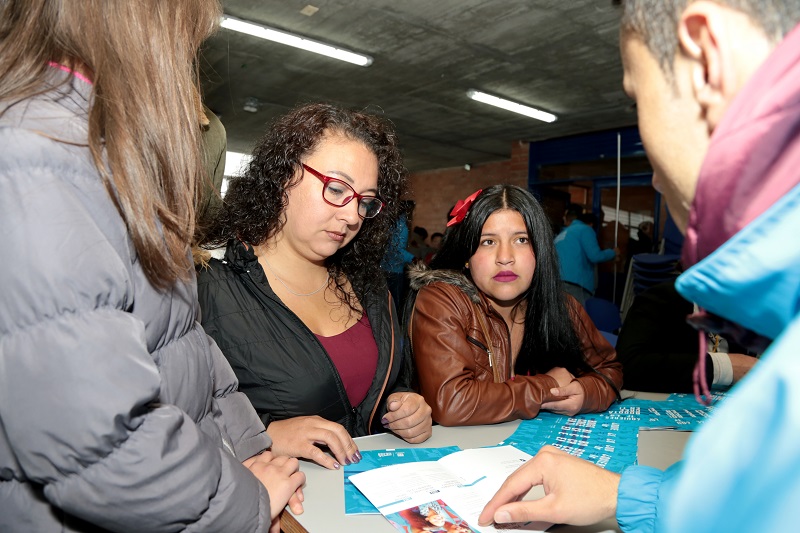 Padres siendo atendidos por funcionarios