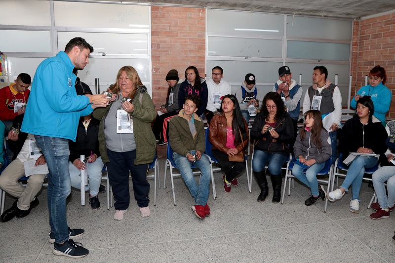 Funcionarios junto a padres de familia