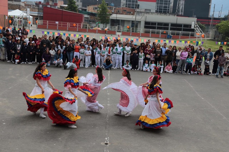 Niñas bailando un baile típico