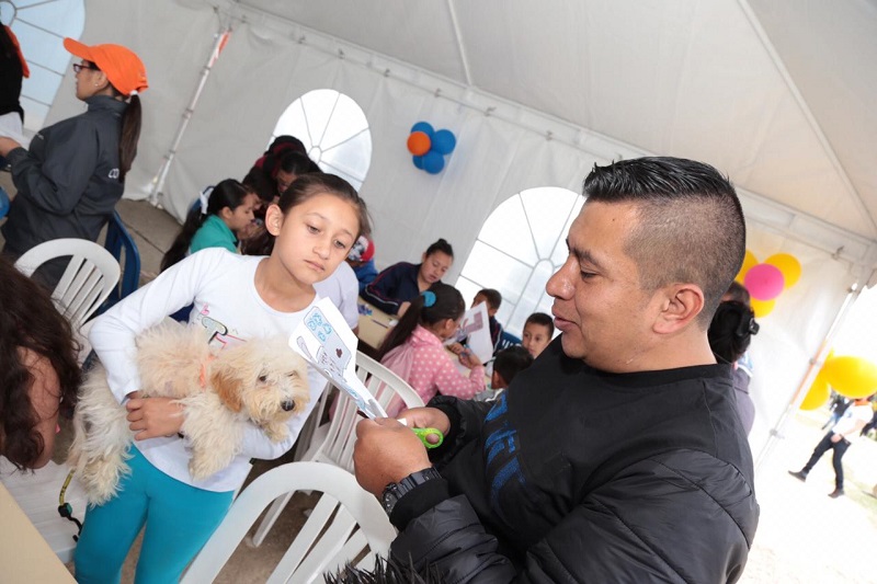 docente recorta un papel