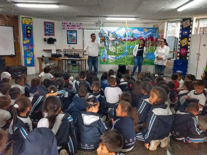 Estudiantes reunidos en un salón