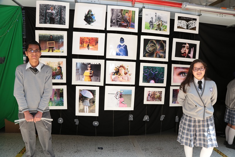 Estudiantes mostrando fotos