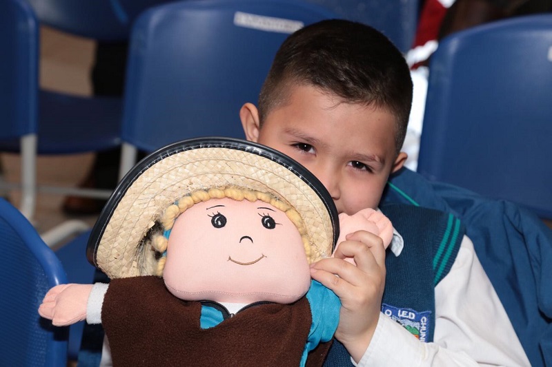 Un niño con un muñeco