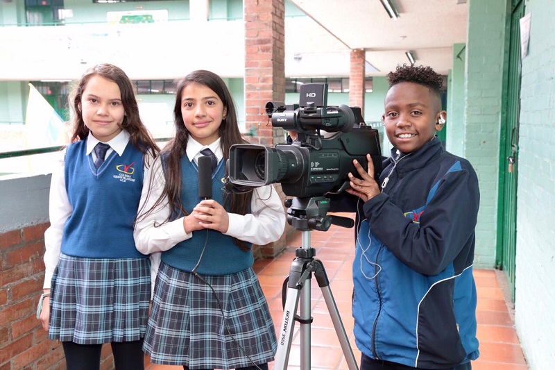 Niños con una cámara y micrófonos