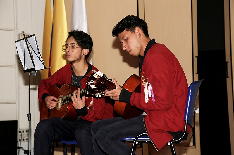 Estudiantes tocando guitarra