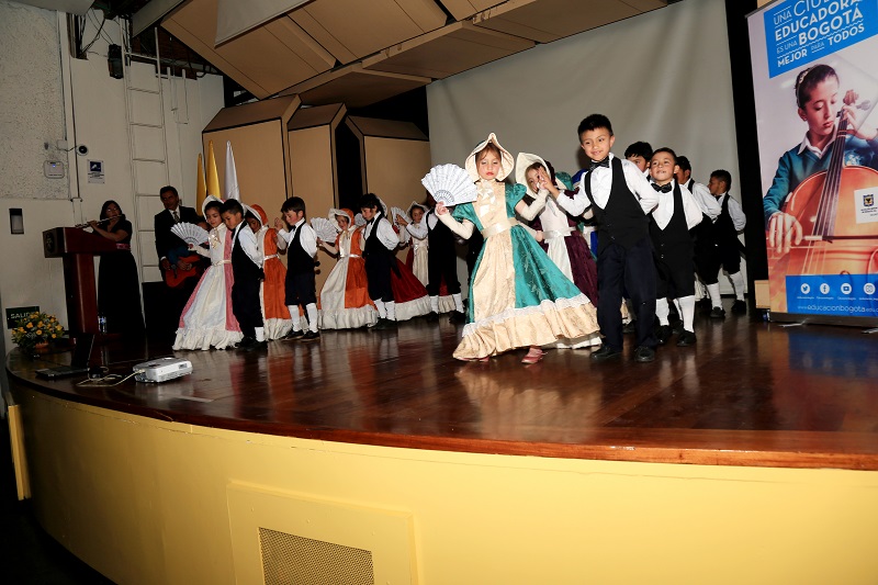 Niños disfrazados y bailando