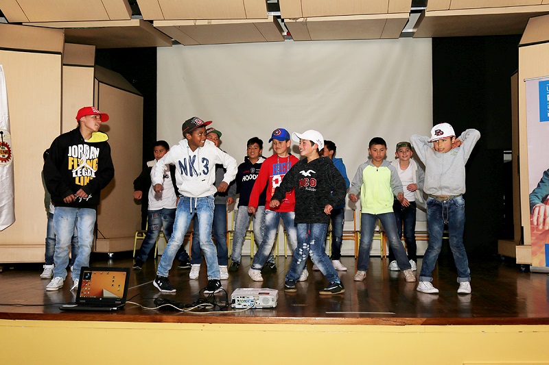 Estudiantes realizando una coreografía