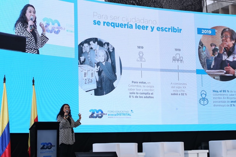 Secretaria de Educación en el foro educativo