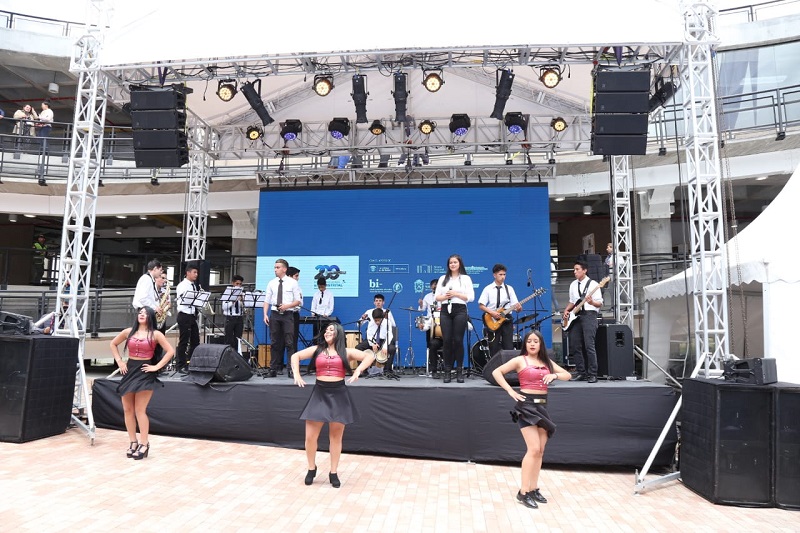 Estudiantes realizando una presentación