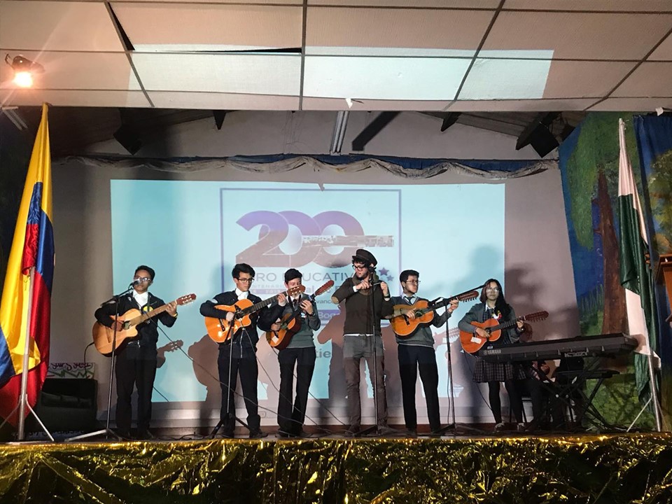 Estudiantes tocando instrumentos