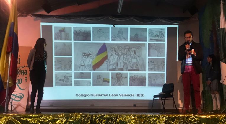 Estudiantes exponiendo