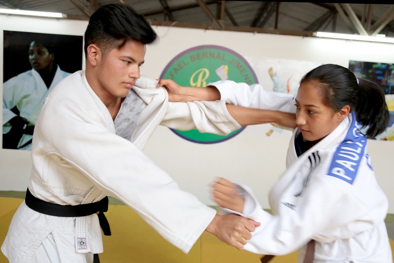 Dos estudiantes practicando yudo