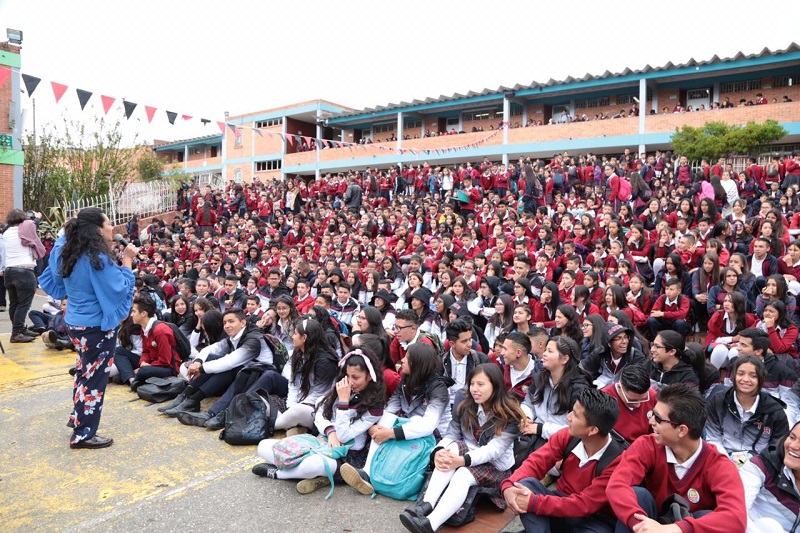 La Secretaría de Educación hablándole a unos estudiantes