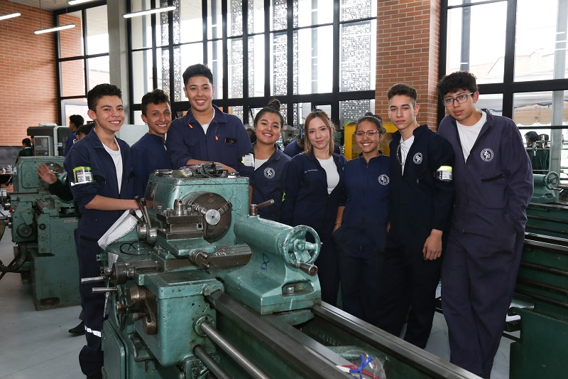 Estudiantes junto a maquinas