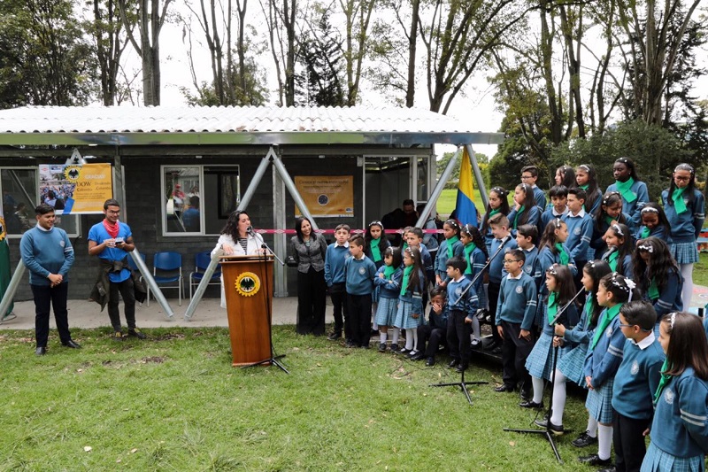 Secretaria de Educación hablando frente a estudiantes