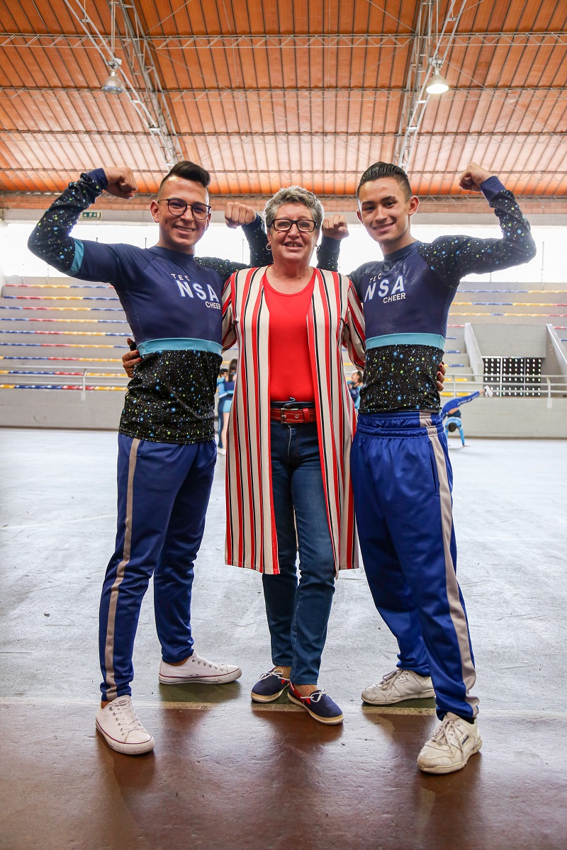 dos estudiantes y una profesora