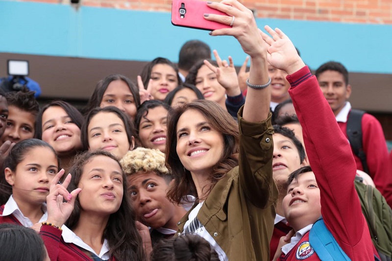 Paola Turbay tomándose una selfie con los estudiantes