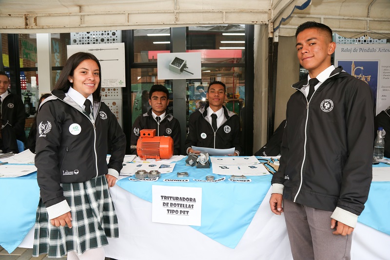 Estudiantes con objetos industriales