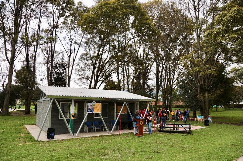 Fachada de la aula verde