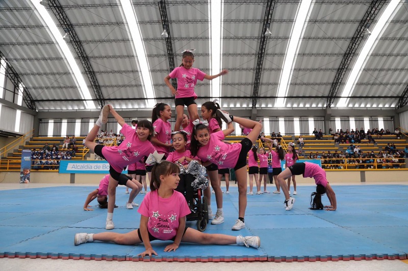 Niñas porristas realizando una pose