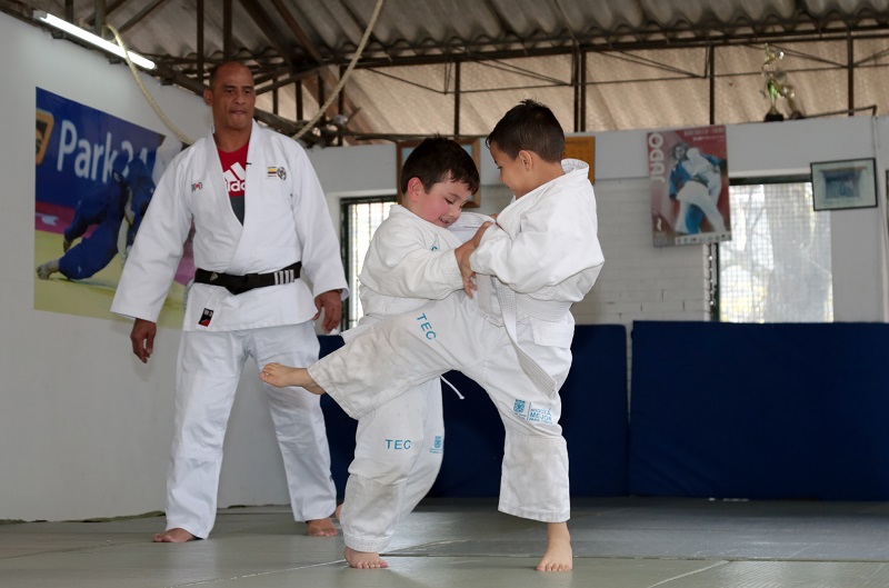 Dos niños pequeños practicando yudo